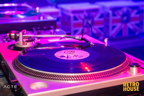 Platine vinyle pendant Retro House